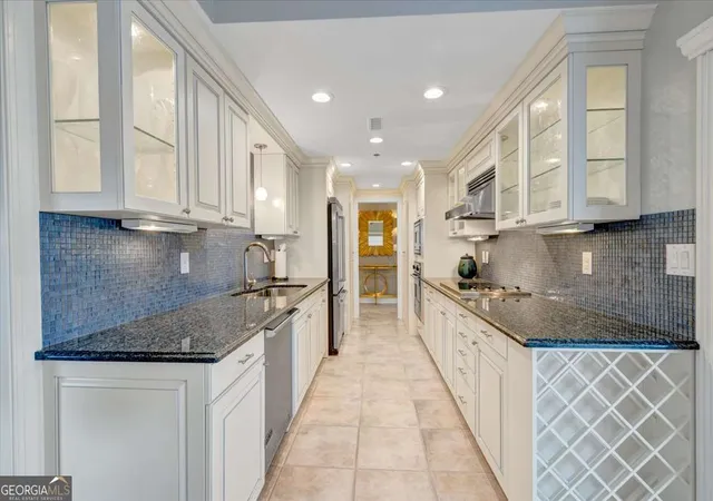 Listing Photo 4 - Condo for sale in building located at 3435 Kingsboro Rd Ne, Atlanta, GA 30326 - Unit #1301