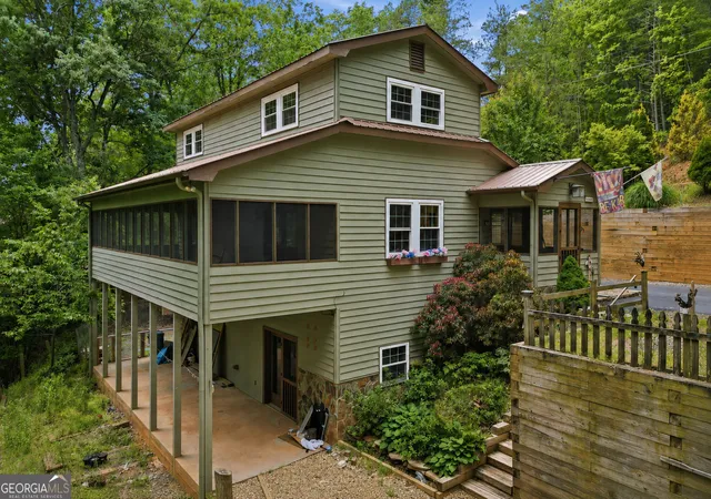 Photo 1 of Single family home for sale at 946 Laurel Cir, Blue Ridge, GA 30513 | MLS# 10802591 | Listing updated on 2026-09-09