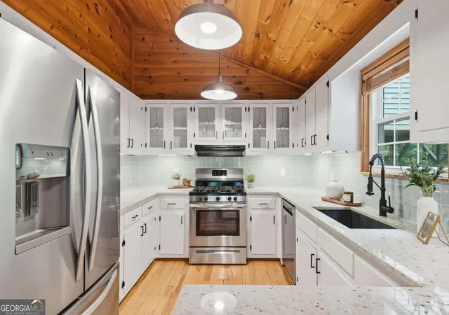 Photo 3 of Single family home for sale at 946 Laurel Cir, Blue Ridge, GA 30513 | MLS# 10802591 | Listing updated on 2026-09-09