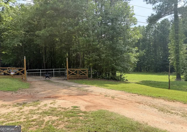 Photo 3 of Single family home for sale at 17056 Wildwood Rd, Griffin, GA 30223 | MLS# 10815964 | Listing updated on 2026-09-11