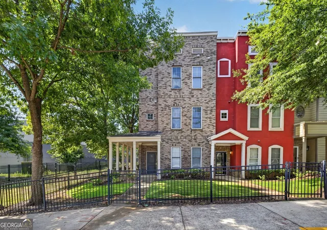 Photo 2 of Townhouse for sale at 816 Liberty Cmns Dr Nw, Atlanta, GA 30314 | MLS# 10816714 | Listing updated on 2026-09-15