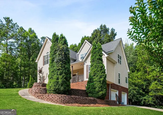 3rd image of 176 Oak Leaf Dr, Carrollton, GA 30116 | MLS# 10800173