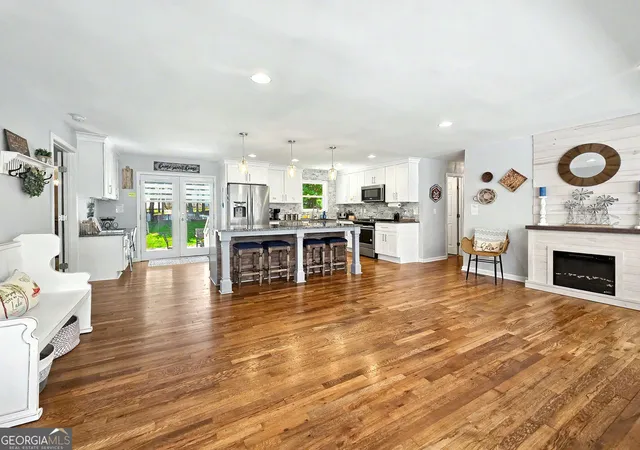 Photo 2 of Single family home for sale at 935 Pine Cir, Woodstock, GA 30189 | MLS# 10824362 | Listing updated on 2026-09-19
