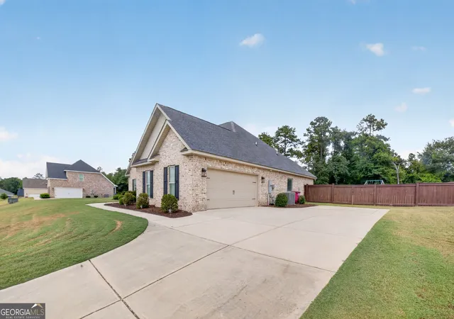 Photo 3 of Sale Pending at 240 Lannington Dr, Lizella, GA 31052 | MLS# 10821878 | Listing updated on 2026-08-22