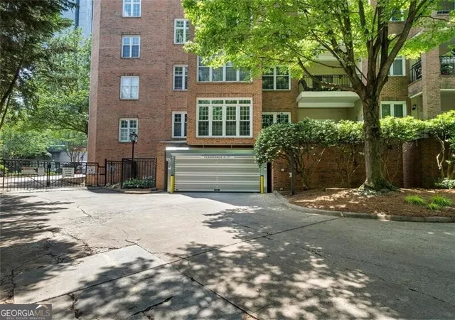 Listing Photo 2 - Condo for sale in building located at 175 15th St NE, Atlanta, GA 30309 - Unit #409
