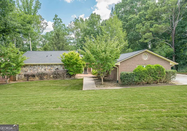 Photo 1 of Sale Pending at 115 Farmstead Ln, Roswell, GA 30075 | MLS# 10806969 | Listing updated on 2026-09-14