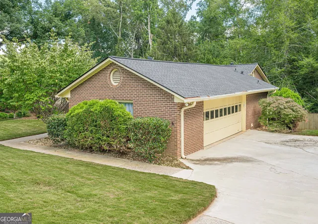 Photo 3 of Sale Pending at 115 Farmstead Ln, Roswell, GA 30075 | MLS# 10806969 | Listing updated on 2026-09-14