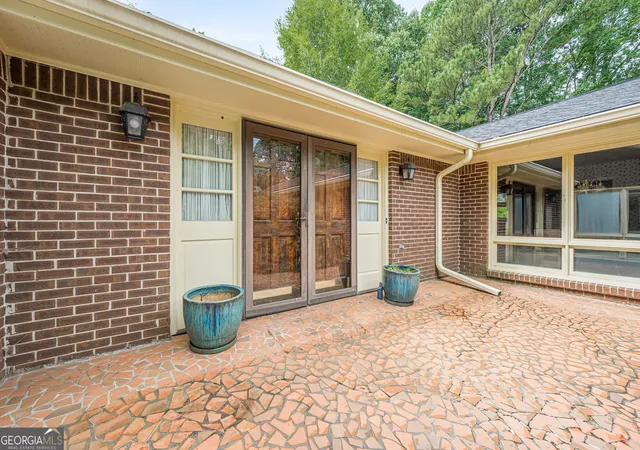 Photo 3 of Sale Pending at 115 Farmstead Ln, Roswell, GA 30075 | MLS# 10806969 | Listing updated on 2026-09-14