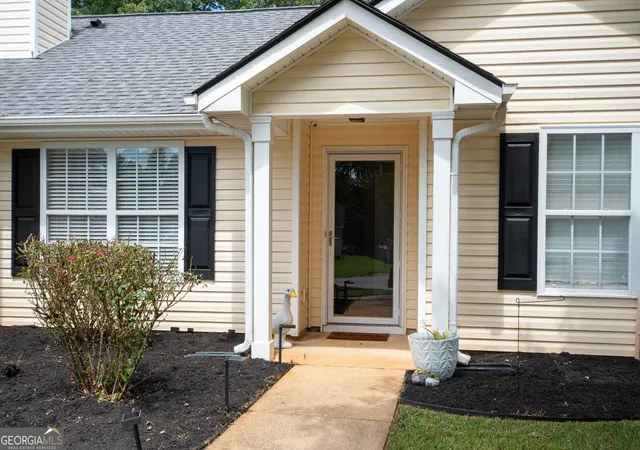 Photo 3 of Sale Pending at 22 Lexington Dr, Grantville, GA 30220 | MLS# 10833778 | Listing updated on 2026-10-04