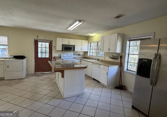 Photo 2 of Single family home for sale at 207 Eaker Dr, Warner Robins, GA 31088 | MLS# 10700890 | Listing updated on 2026-09-21