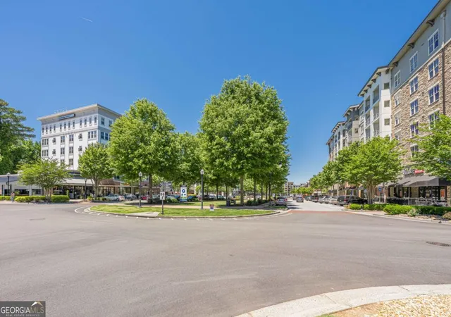 Listing Photo 2 - Condo for sale in building located at 3510 Roswell Rd, Atlanta, GA 30305 - Unit #H1