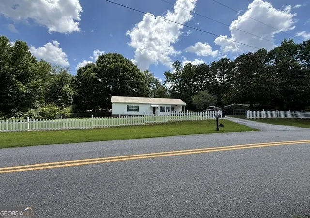 Photo 3 of Single family home for sale at 10 Holly Ln, Griffin, GA 30223 | MLS# 10810341 | Listing updated on 2026-09-11