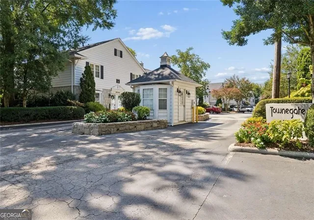 Photo 2 of Townhouse for sale at 136 Nw Peachtree Memorial Dr Nw #VA 1, Atlanta, GA 30309 | MLS# 10834437 | Listing updated on 2026-09-23