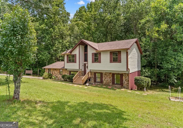 Photo 3 of Sale Pending at 3214 Se Headrick Cir, Dalton, GA 30721 | MLS# 10828985 | Listing updated on 2026-09-28