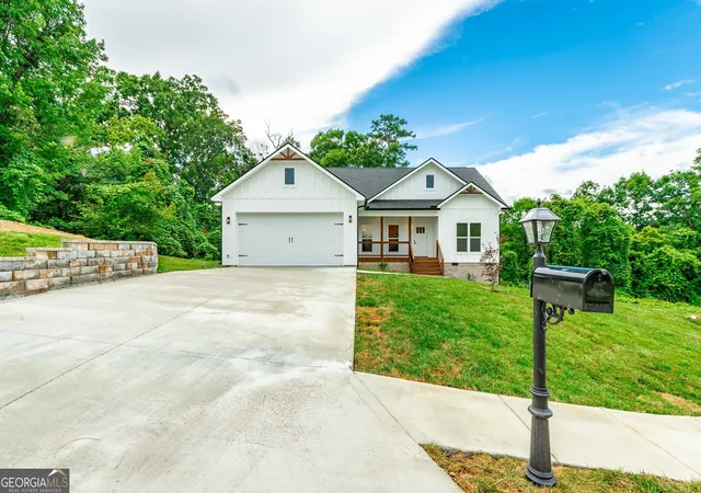 Photo 2 of Single family home for sale at 18 Battle Blf Dr, Rossville, GA 30741 | MLS# 10809131 | Listing updated on 2026-09-14