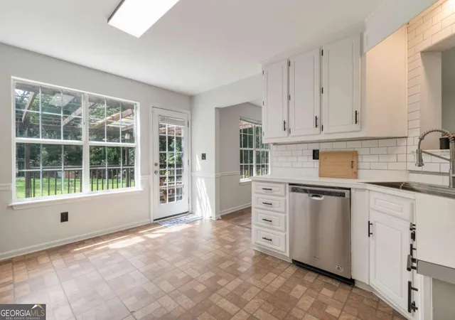 4th image of 2055 Amberly Glen Wy, Dacula, GA 30019 | MLS# 10791143
