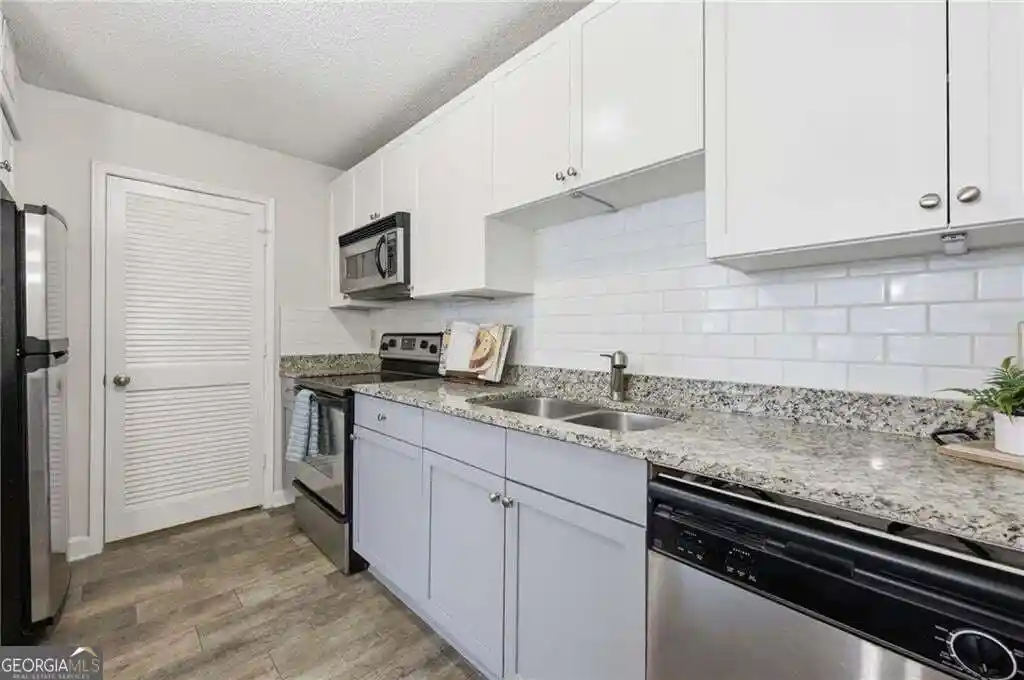 Listing Photo 1 - Condo for sale in 2657 Lenox Rd Ne located at 2657 Lenox Rd Ne, Atlanta, GA 30324 - Unit #113