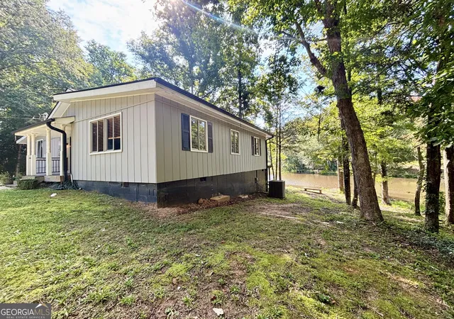 Photo 3 of Single family home for sale at 557 Benttree Cir, Toccoa, GA 30577 | MLS# 10832860 | Listing updated on 2026-09-26