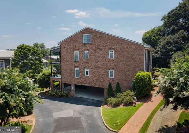 2nd image of 210 Creek Vw Ln, Roswell, GA 30075