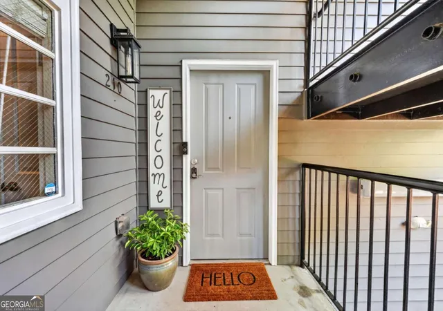 3rd image of 210 Creek View Ln #201, Roswell, GA 30075 | MLS# 10821090