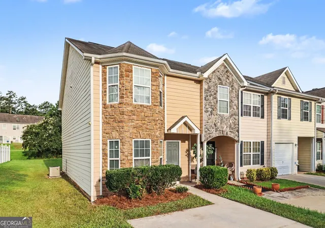 Photo 3 of Sale Pending at 6865 Mountain Cir, Riverdale, GA 30274 | MLS# 10831314 | Listing updated on 2026-09-17