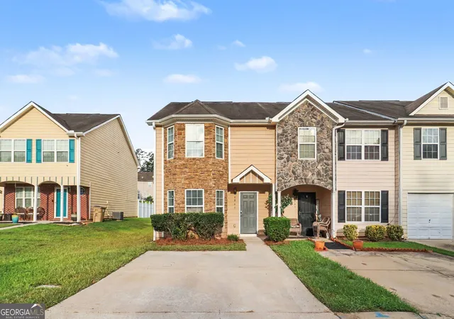 Photo 4 of Sale Pending at 6865 Mountain Cir, Riverdale, GA 30274 | MLS# 10831314 | Listing updated on 2026-09-17