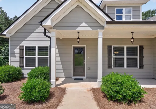 Photo 2 of Single family home for sale at 137 Holtz Dr, Carrollton, GA 30117 | MLS# 10824916 | Listing updated on 2026-08-27