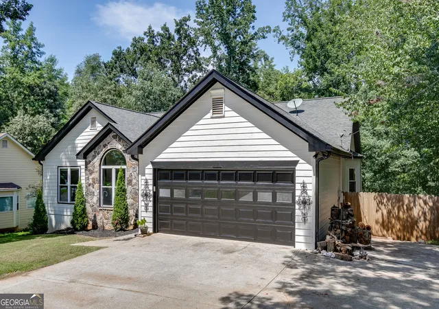 Photo 2 of Sale Pending at 6447 Ivy Springs Dr, Flowery Branch, GA 30542 | MLS# 10828034 | Listing updated on 2026-09-01
