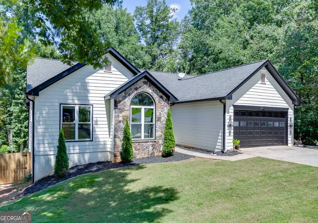 Photo 3 of Sale Pending at 6447 Ivy Springs Dr, Flowery Branch, GA 30542 | MLS# 10828034 | Listing updated on 2026-09-01