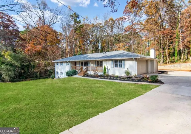 3rd image of 4956 Mountclaire Rd, Stone Mountain, GA 30087 | MLS# 10757424