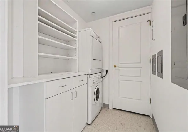 Listing Photo 2 - Condo for sale in building located at 700 Park Regency Pl Ne, Atlanta, GA 30326 - Unit #1203