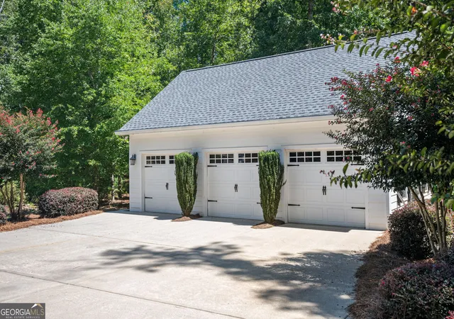 Photo 3 of Sale Pending at 511 Alcovy Lakes Dr, Monroe, GA 30655 | MLS# 10595398 | Listing updated on 2026-01-28