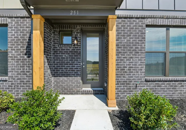 Photo 2 of Townhouse for sale at 267 Barracks Wy #878, Hoschton, GA 30548 | MLS# 10835284 | Listing updated on 2026-09-03