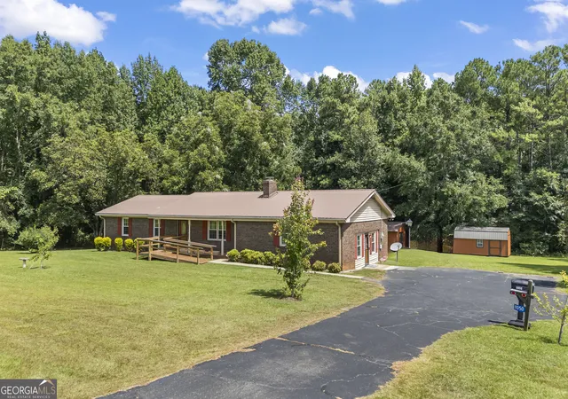 Photo 3 of Single family home for sale at 8050 Hog Mountain Rd, Statham, GA 30666 | MLS# 10833803 | Listing updated on 2026-10-22