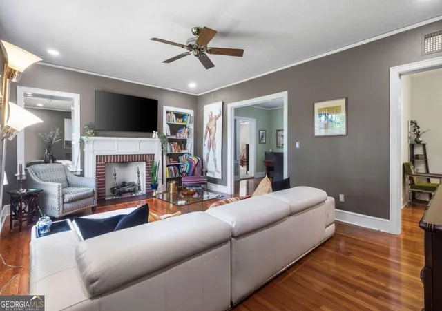 Photo 3 of Single family home for sale at 910 6Th Ave, Albany, GA 31701 | MLS# 10816235 | Listing updated on 2026-10-26