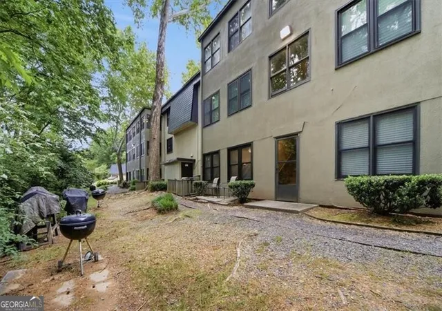 Listing Photo 2 - Condo for sale in building located at 32 Arpege Wy NW, Atlanta, GA 30327 - Unit #32