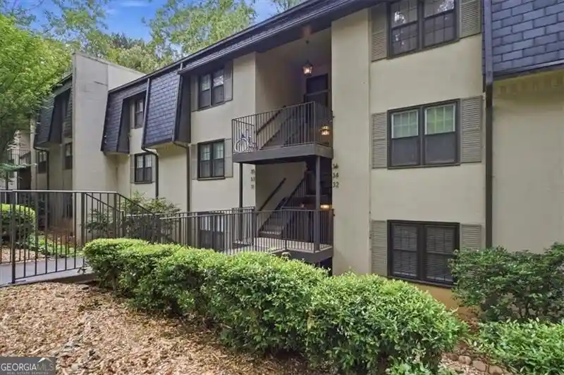 Listing Photo 2 - Condo for sale in 32 Arpege Wy NW located at 32 Arpege Wy NW, Atlanta, GA 30327 - Unit #32
