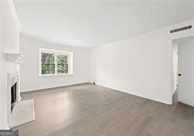 Listing Photo 3 - Condo for sale in building located at 70 Chaumont Sq NW, Atlanta, GA 30327