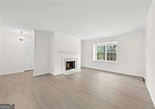 Listing Photo 4 - Condo for sale in building located at 70 Chaumont Sq NW, Atlanta, GA 30327