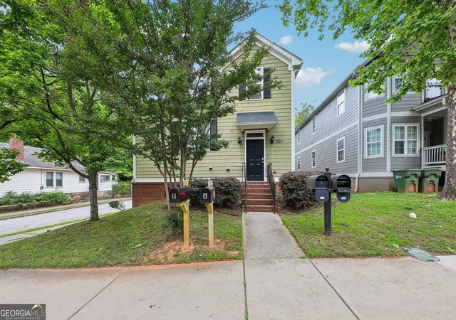 Listing Photo 2 - Condo for sale in building located at 879 Parsons St SW, Atlanta, GA 30314 - Unit #