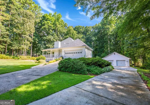 Photo 3 of Single family home for sale at 3970 Governors Cir, Loganville, GA 30052 | MLS# 10807590 | Listing updated on 2026-09-15