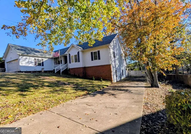 Photo 3 of Sale Pending at 6021 Cane Crossing Dr, Gainesville, GA 30507 | MLS# 10637138 | Listing updated on 2025-11-18