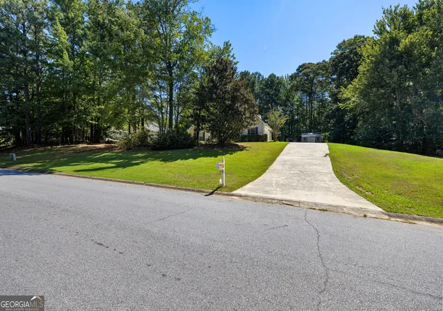 Photo 2 of Single family home for sale at 20 Walton Woods Dr, Newnan, GA 30263 | MLS# 10832986 | Listing updated on 2026-08-26
