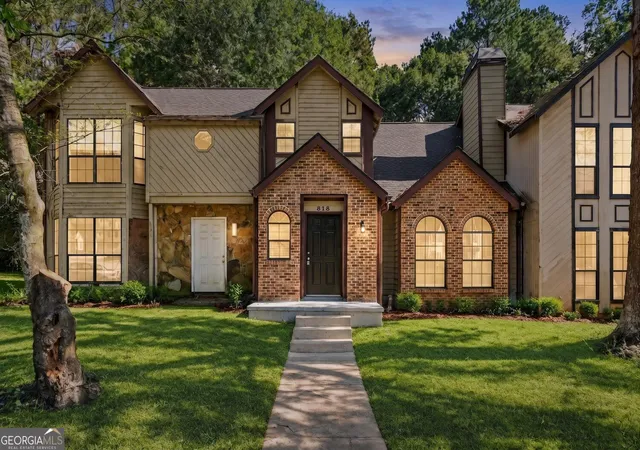 Townhouse for sale at 818 Heritage Oaks Dr, Stone Mountain, GA 30088 | MLS# 10872580