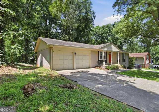 Photo 3 of Sale Pending at 2017 Lindsey Ln, Decatur, GA 30035 | MLS# 10780817 | Listing updated on 2026-09-23