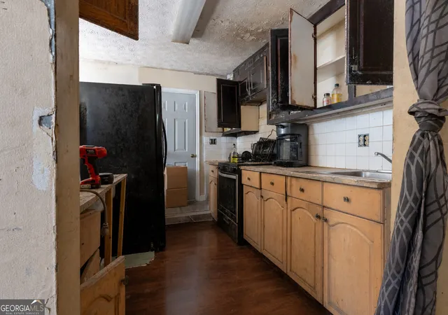 Photo 3 of Sale Pending at 779 Humphries St Sw, Atlanta, GA 30310 | MLS# 10835509 | Listing updated on 2026-09-03