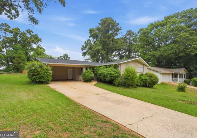Photo 3 of Single family home for sale at 3840 Emerald N Dr, Decatur, GA 30035 | MLS# 10789338 | Listing updated on 2026-09-22