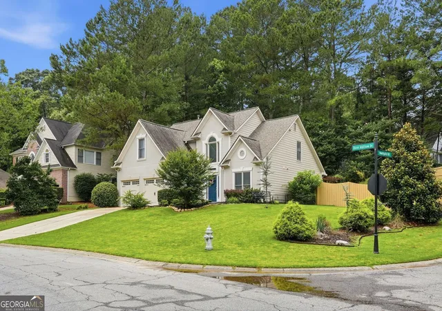 Photo 4 of Sale Pending at 1027 Deer Holw Dr, Woodstock, GA 30189 | MLS# 10789790 | Listing updated on 2026-08-10