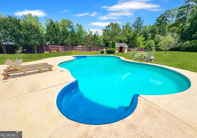 Photo 3 of Sale Pending at 2022 Standing Rock Rd, Senoia, GA 30276 | MLS# 10646244 | Listing updated on 2026-04-06