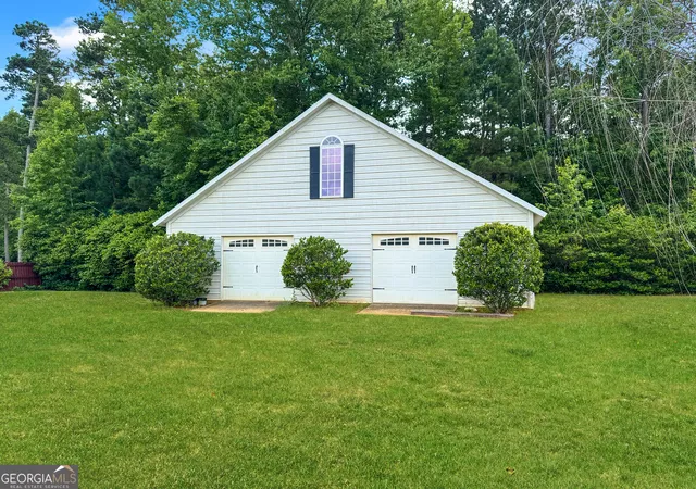 Photo 4 of Sale Pending at 2022 Standing Rock Rd, Senoia, GA 30276 | MLS# 10646244 | Listing updated on 2026-04-06